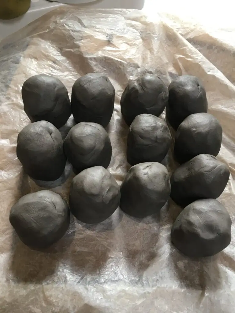 Boules d'argile à pétrir pour donner la forme souhaitée à l'objet