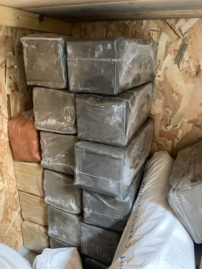 Pains d'argile stockés dans l'atelier de Poterie Mirette