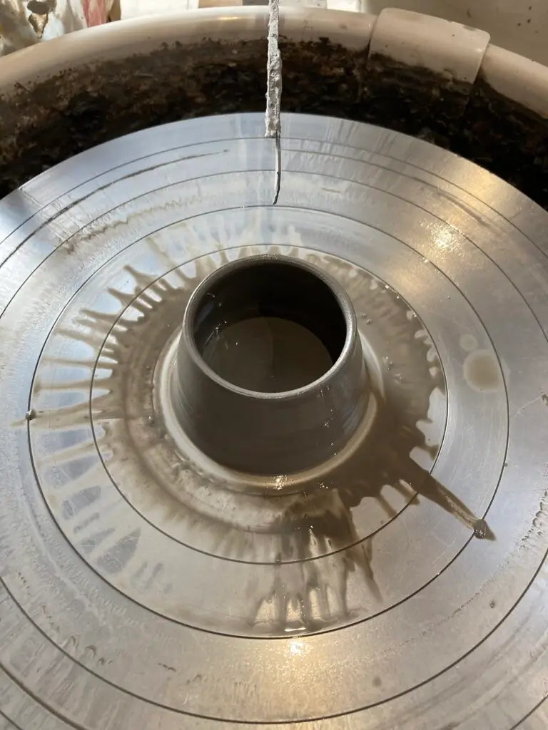 Photo du tournage où Claire définit la forme de la pièce sur le tour de potier 